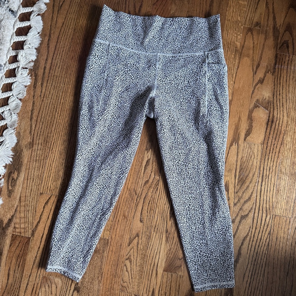 Athleta L Leggings 7/8 Black and White